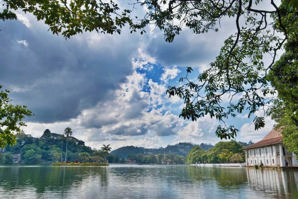 kandy-lake